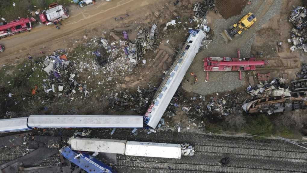 Príbuzní obetí zrážky vlakov v Grécku žalujú premiéra a ďalších politikov