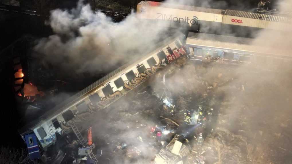 Pri čelnej zrážke dvoch vlakov v Grécku zahynulo 36 ľudí
