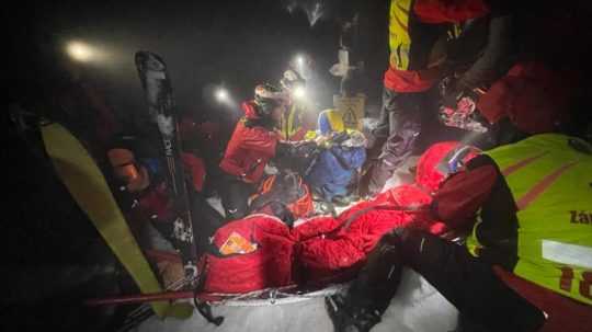 Na snímke pracujú horskí záchranári.