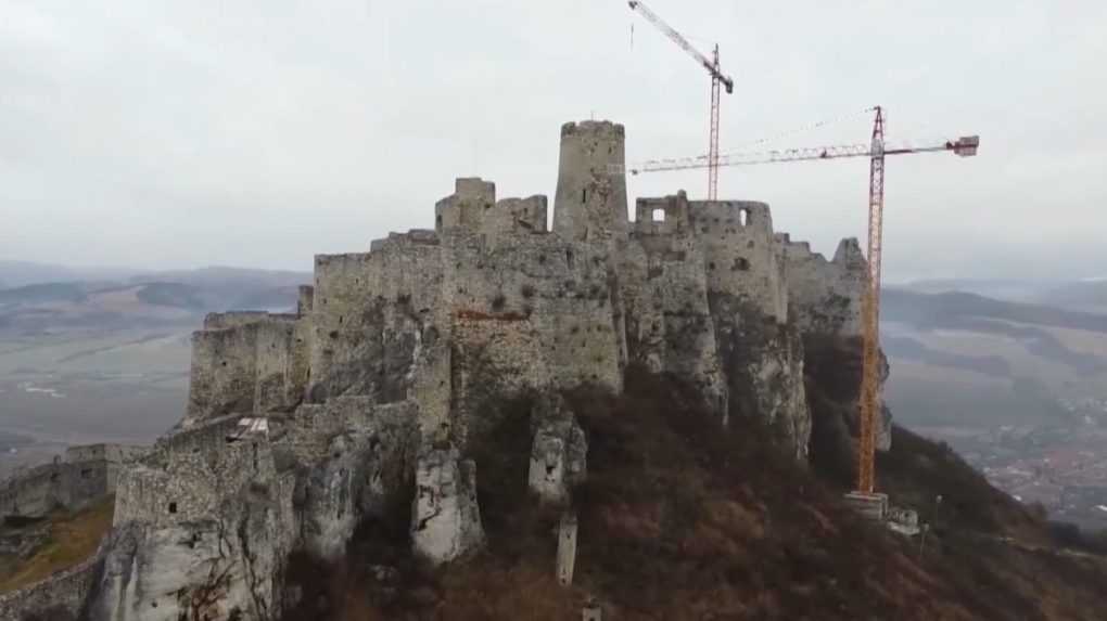 Spišský hrad si návštevníci pozrú len s obmedzeniami. Dôvodom je nevydarená rekonštrukcia