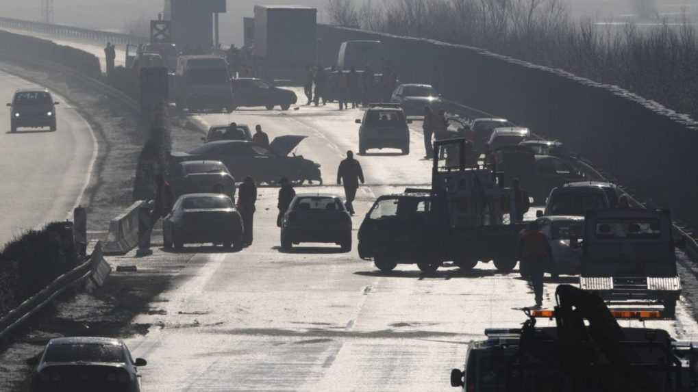 V prachovej búrke havarovalo v Maďarsku 37 áut a 5 kamiónov, zranilo sa 26 osôb
