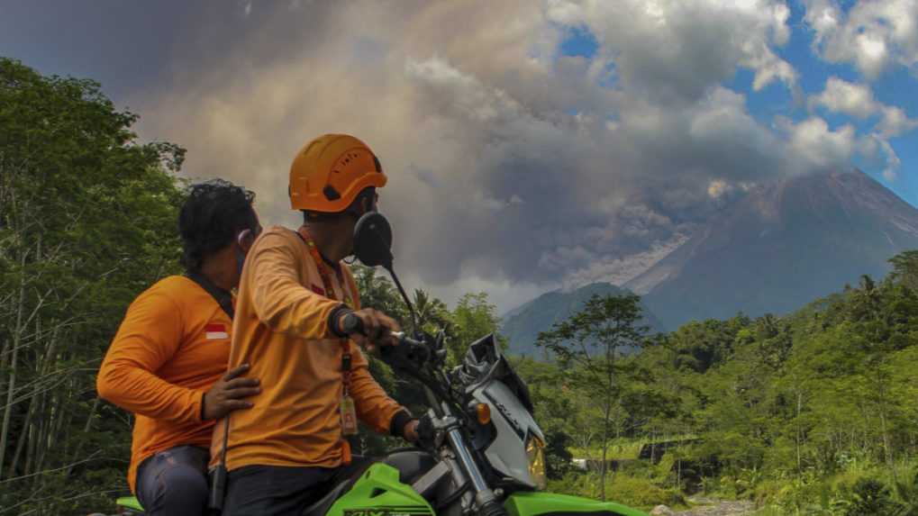 Vybuchla jedna z najaktívnejších indonézskych sopiek. Mrak horúceho popola vychrlila do výšky 7 kilometrov