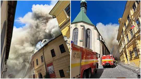 Na snímke je požiar historickej budovy v Banskej Štiavnici.