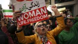 Iránske ženy protestujú proti iránskej vláde.