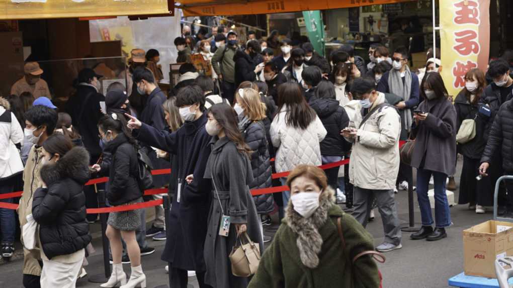 Povinné rúška sú v Japonsku po troch rokoch minulosťou. Miestni ich však nosia naďalej
