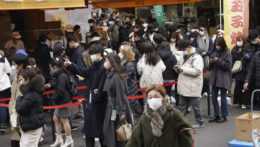Na snímke je dav ľudí v japonskom hlavnom meste Tokio.