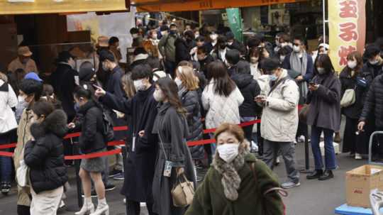 Na snímke je dav ľudí v japonskom hlavnom meste Tokio.