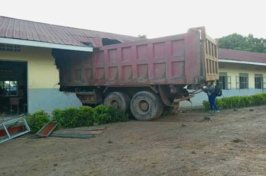 V Ugande narazilo nákladné auto do budovy školy, zomreli traja študenti