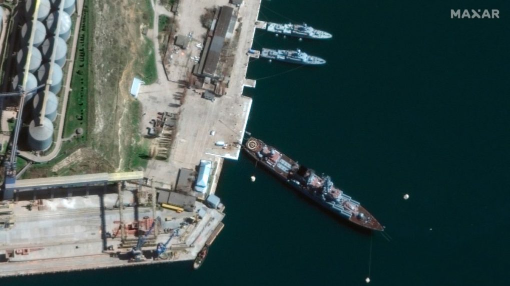Na satelitnej snímke je krížnik Moskva v prístave Sevastopol na Kryme v apríli minulého roku.