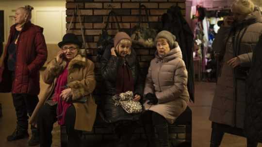 Starší ľudia sa skrývajú na stanici metra v Kyjeve.