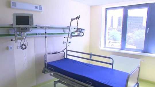 Na ilustračnej snímke nemocničné lôžko.