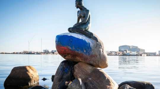 Kamenný podstavec sochy Malej morskej víly v Kodani neznámy páchateľ pomaľoval ruskou vlajkou,