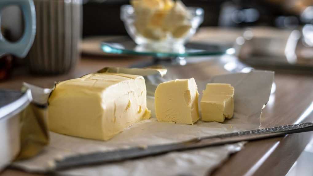 Cena masla sa po mesiacoch zdražovania začína stabilizovať. Môže za to nižšia cena smotany a mlieka