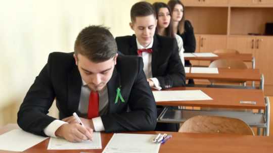 Študenti Obchodnej akadémie v Trebišove pred začiatkom písomnej maturitnej skúšky zo slovenského jazyka a literatúry.