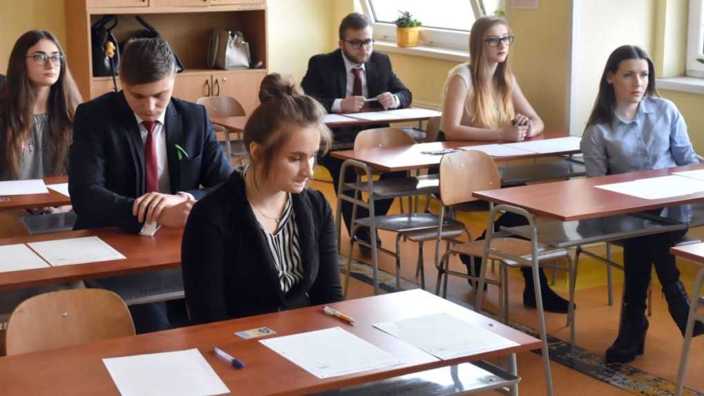 Začali sa maturity. Stredoškolákov čaká slohová práca a test zo slovenčiny