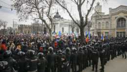 Príslušníci poriadkovej polície sú zoradení pred demonštrantmi počas protivládneho protestu, ktorý organizovala skupina Hnutie za ľudí v moldavskom hlavnom meste Kišiňov v utorok 28. februára 2023.