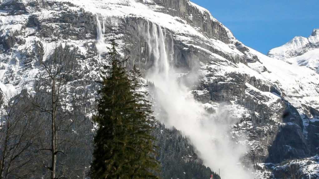 Lavína v Rakúsku zasypala 14 lyžiarov