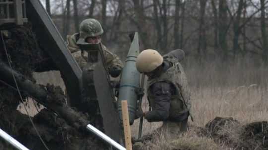 Na ilustračnej snímke ukrajinskí vojaci nabíjajú zbraň.