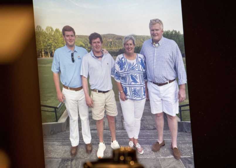 Rodinná fotografia Murdaughovcov - zľava starší syn Buster, mladší syn Alex, mama Maggie a otec Alex.