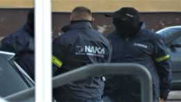 Na snímke sú príslušníci Národnej kriminálnej agentúry (NAKA).