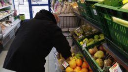 Na snímke žena nakupuje potraviny.