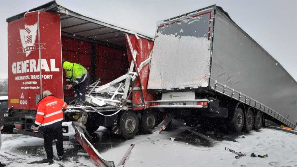 Hromadná nehoda na diaľnici v Česku, zrazili sa desiatky áut. Dopravu komplikuje sneženie