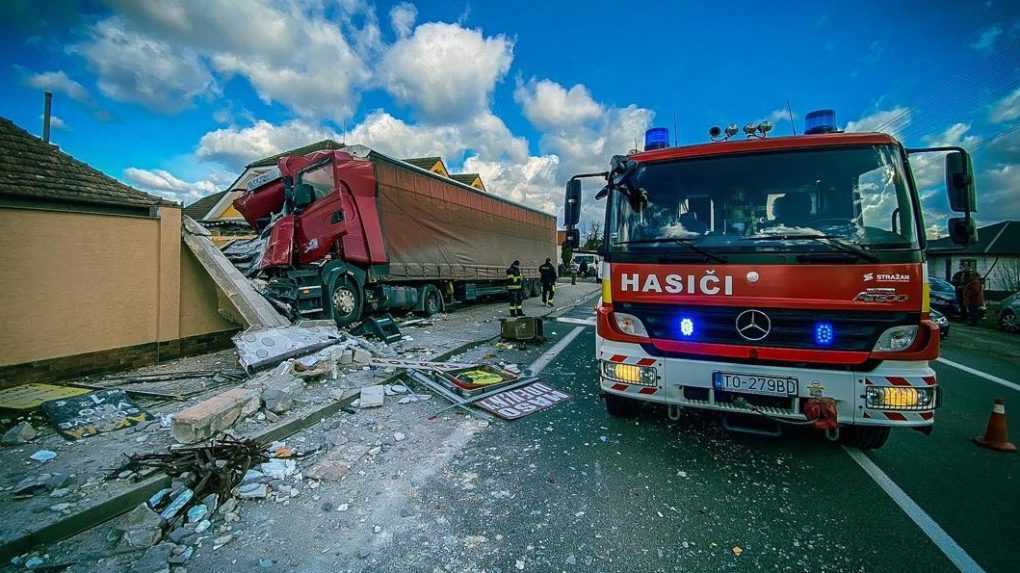 Tesne unikli smrti: Nákladiak pri Nitre len o centimetre minul ľudí čakajúcich na zastávke