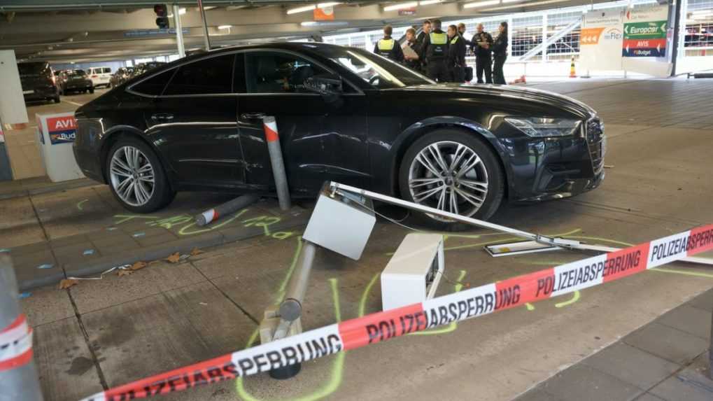 Muž na nemeckom letisku autom vrazil do ľudí, niekoľko z nich zranil