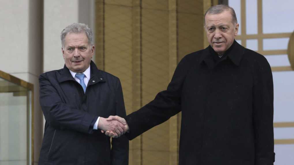 Fínsky prezident Sauli Niinistö (vľavo) a turecký prezident Recep Tayyip Erdogan.