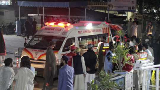 Záchranári vykladajú zranených ľudí zo sanitky pred nemocnicou v pakistanskom meste Saidu Šaríf