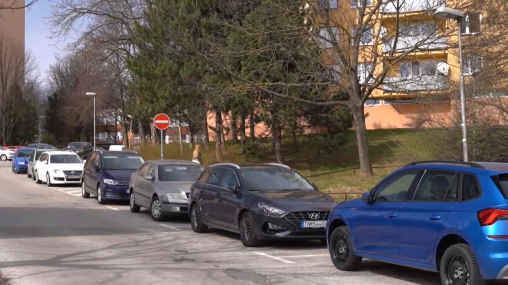 Parkovanie v Trenčíne zdraželo, niekde aj o 150 percent. Niektorí ľudia prijali zmenu s nevôľou
