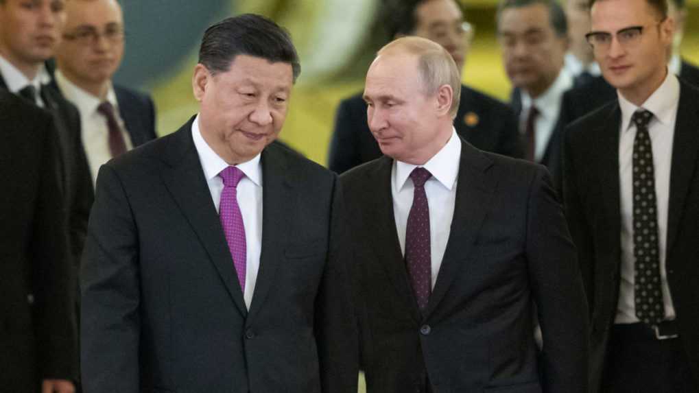 Čínsky prezident Si Ťin-pching (vľavo) a jeho ruský náprotivok Vladimir Putin (vpravo).