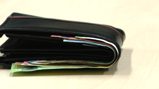 Na ilustračnej snímke peňaženka s peniazmi.