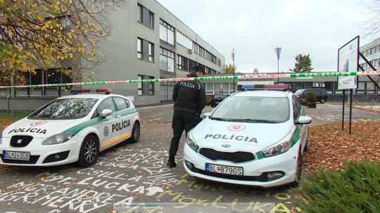 policajné autá pred akadémiou