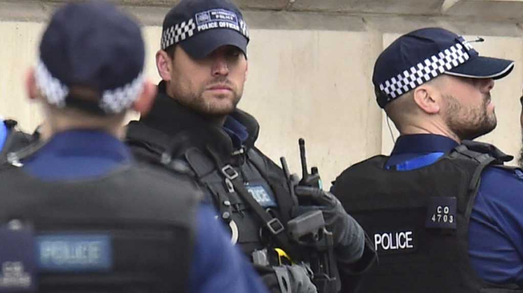 Britskí policajti obkľúčili a zbraňami mierili na černošského chlapca, ktorý sa hral s vodnou pištoľou