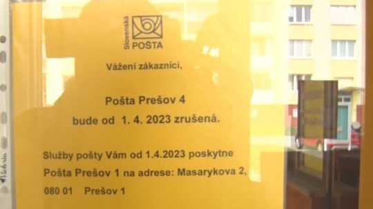Oznam na dverách pobočky pošty v Prešove.