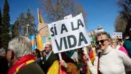 Na snímke demonštrujúca drží banner s nápisom: áno životu v španielčine
