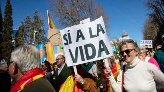 Na snímke demonštrujúca drží banner s nápisom: áno životu v španielčine