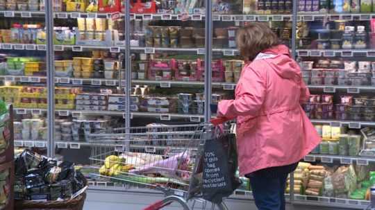 Na snímke pani s nákupným vozíkom v potravinách