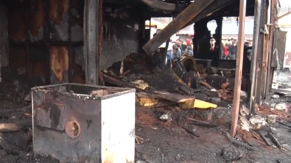 Jedenásť rodín prišlo o strechu nad hlavou po požiari v osade v obci Svinia