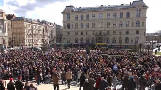 Snímka protestujúcich učiteľov v Prahe.