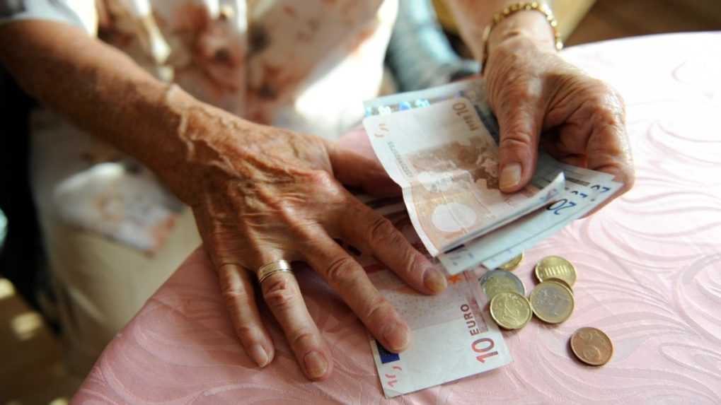Dôchodkyňu presvedčili, že si jej dom vytipovali zlodeji. Na chodník pred dom vyložila 14 500 eur