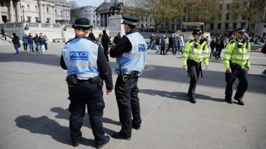 Na snímke sú londýnski policajti.