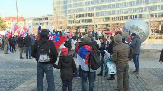 Protest pred Prezidentským palácom v Bratislave.