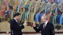 Čínsky prezident Si Ťin-pching a ruský vodca Vladimir Putin.