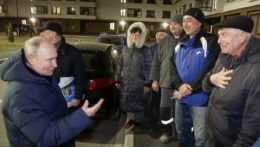Ruský prezident Vladimir Putin sa rozpráva s ľuďmi na ulici v Mariupole.
