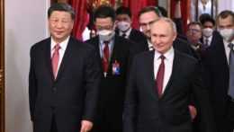 Ruský prezident Vladimir Putin (vpravo) a čínsky prezident Si Ťin-pching prichádzajú na spoločné rozhovory 21. marca 2023 v Moskve.