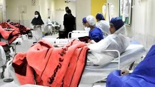 Na snímke mladé iránske dievčatá v nemocnici