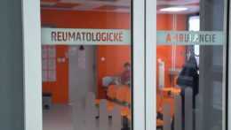 Na snímke dvere s nápisom reumatologické ambulancie.