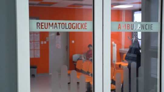 Na snímke dvere s nápisom reumatologické ambulancie.